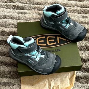 Kids Keen hiking/snow shoe. Size 11